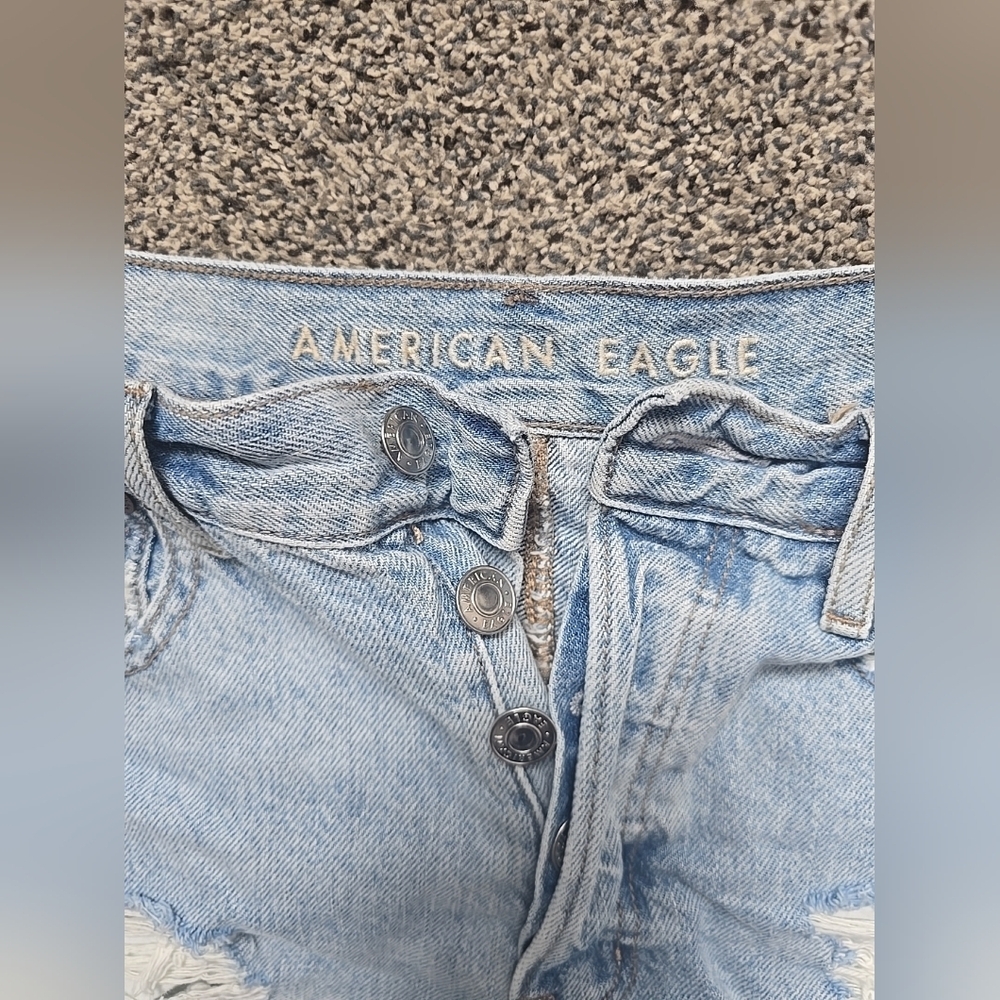 American Eagle 90s Boyfriend Shorts Light Blue Denim Distressed  Size 6 - Picture 8 of 13